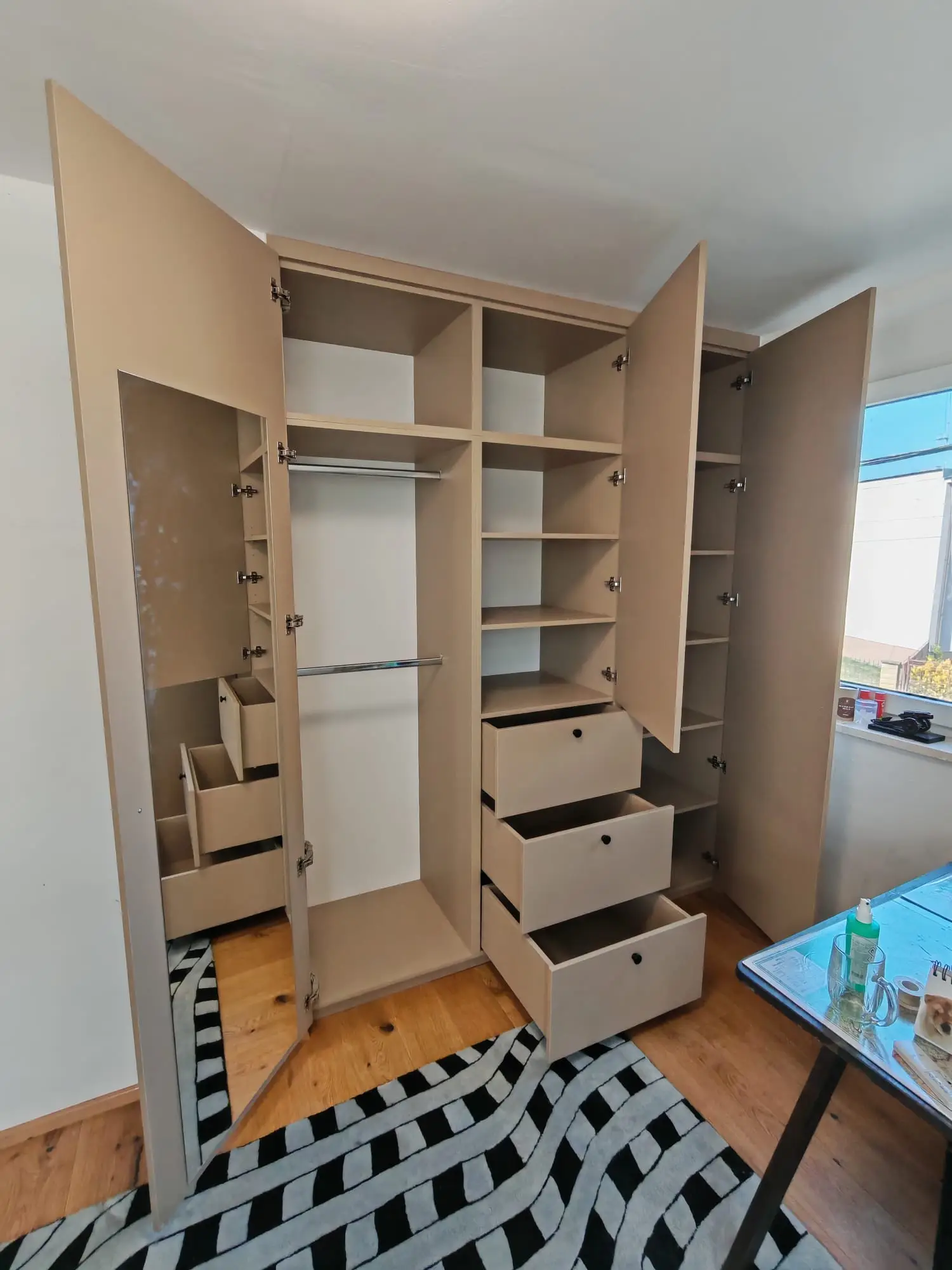 Otvorené skrine a botníky na mieru